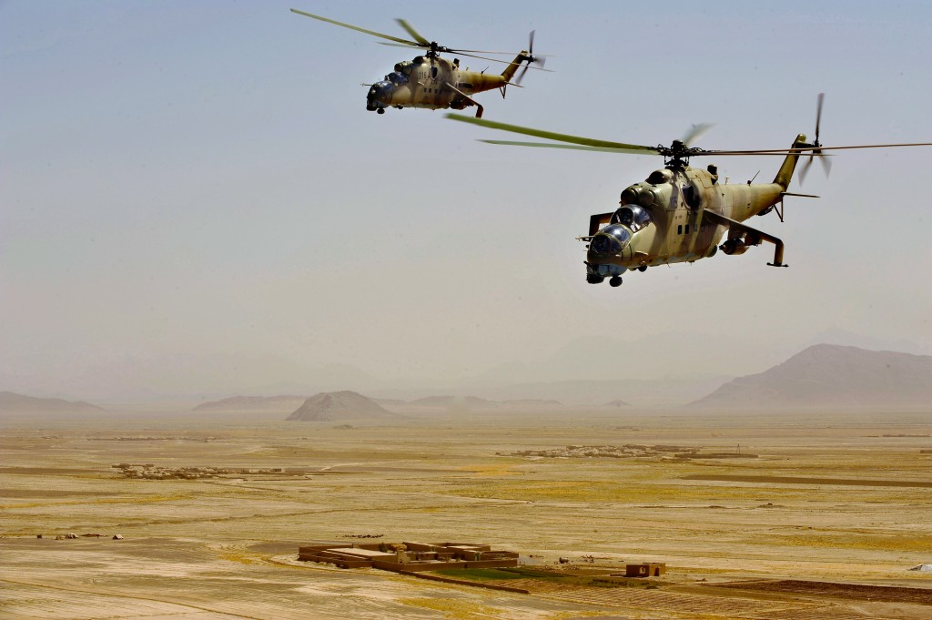 Mi-35 afganos. Bajo las estaciones de armas se puede observar la cabina de transporte de personal.