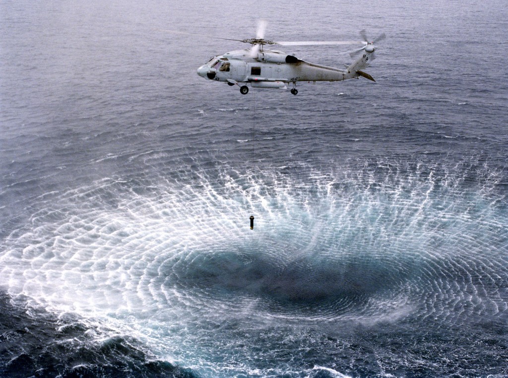 SH-60F calando su sonar. Desde la transformación de nuestros SH-3 Sea King a helicópteros de transporte no hemos vuelto a disponer de sonares calables en helicópteros.