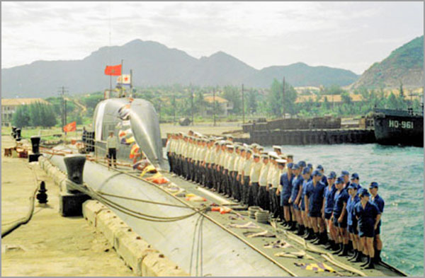 Un submarino nuclear de ataque soviético en Cam Ranh, en 1982.