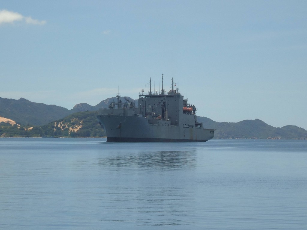 El buque americano USNS Richard E. Byrd, en una escala logística en la bahía de Cam Ranh, en 2011. 
