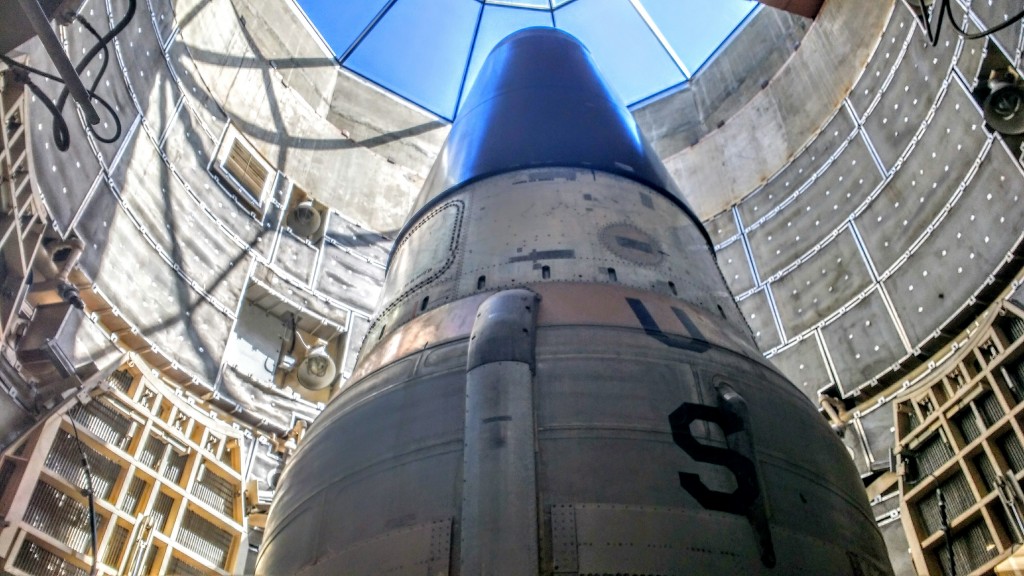 Misil Titán visto desde el interior del silo, al que se accede por unos pasillos utilizados por el personal de mantenimiento. 