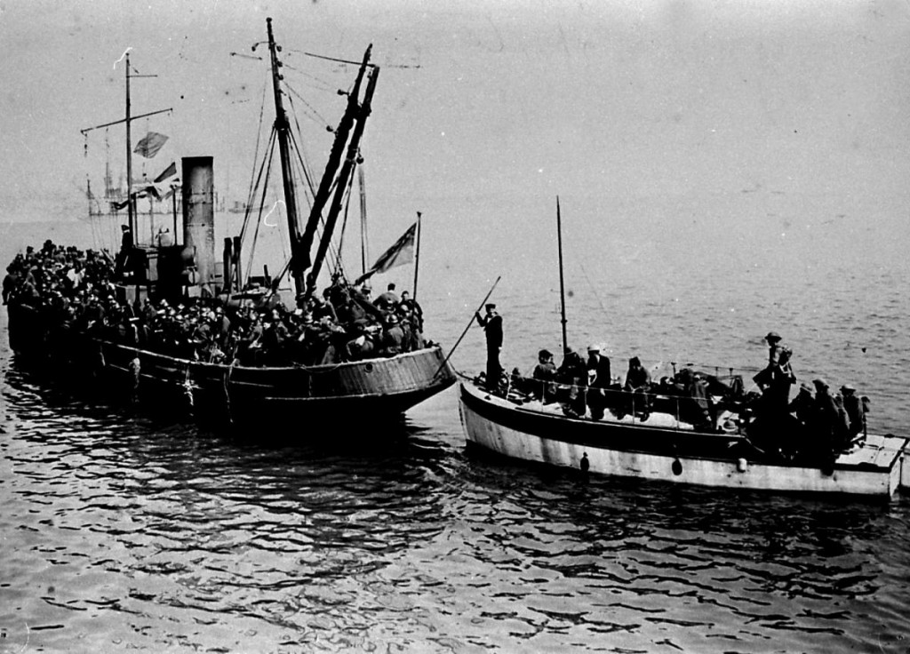Hasta 700 embarcaciones menores, muchas de ellas requisadas a civiles, participaron en la evacuación. 